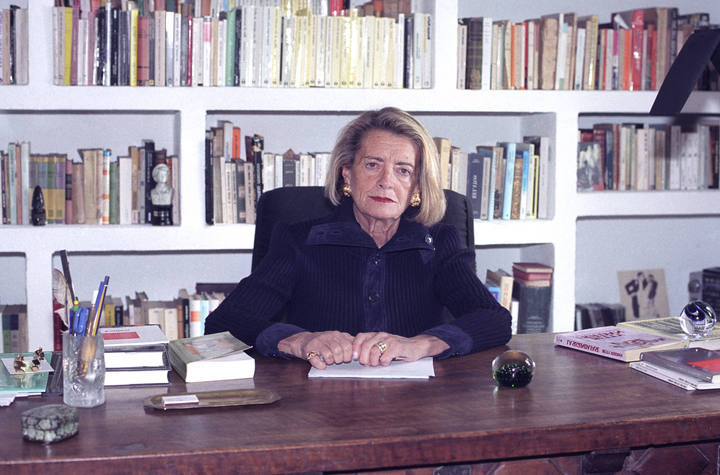 Josefina R. Aldecoa ejerció como pedagoga y maestra, experiencias que le sirvieron de base para su obra Historia de una maestra