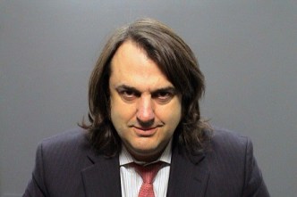 La mirada de Miguel Ángel de Rus en esta foto es la misma que la de muchos de sus personajes