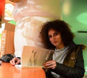 A autora Marta Lemos cun exemplar do libro. Fonte: Gonzalo Núñez (Faro de Vigo)