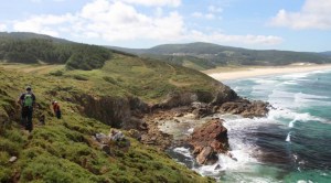 El argumento surge del misterio de la caída de un vehículo por el acantilado de Lires