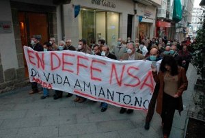 Una manifestación en Ferrol en contra del uso del amianto