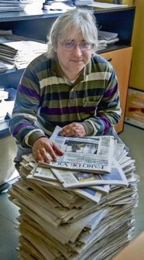 Salvador Rodríguez con exemplares do xornal Faro de Vigo . Fonte: Eli Regueira