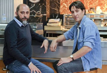 Miguel Sáez con su alter ego en la serie "Apaches", Alberto Amman