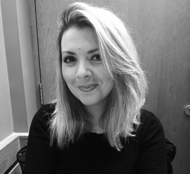 La primera novela de María Fornet es "Un nudo tras otro"