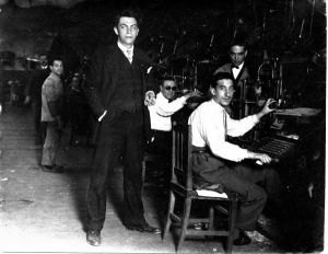 Manuel Chaves junto a sus compañeros en los talleres de "El Heraldo de Madrid"