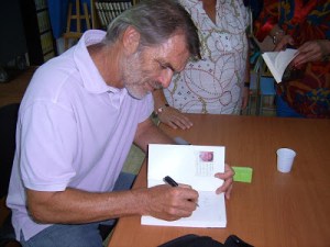 Pascal Buniet firmando ejemplares de su libro