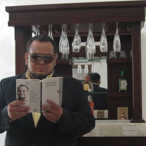 Eric Urias con su primer poemario