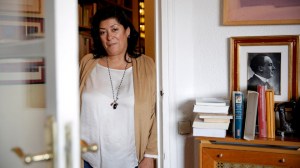 La escritora Almudena Grandes en su casa. FOTO: JOSÉ LUIS ROCA