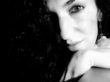 Aránzazu Hernández grita al mundo en su poemario "Asfáltica"