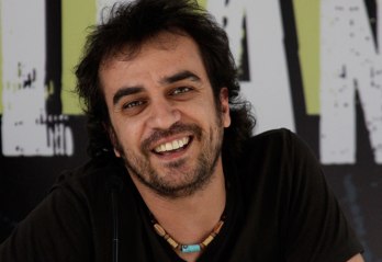 Pedro Feijoo cambia de rexistro con "Morena, perigosa e románica"