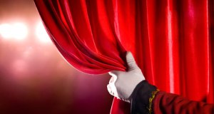 La acción de Tragedia en el festival se sitúa con el teatro como elemento principal