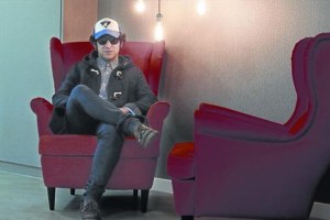 Holden Centeno, ese joven que cuenta su historia de amor real con la chica de Los Planetas