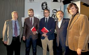 Sebastián Torres y Antonio Salvador con más periodistas. Fuente: El Mundo