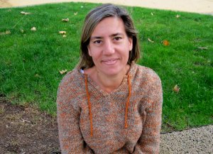 Lea Vélez escribe "El jardín de la memoria" en un homenaje al amor por su marido