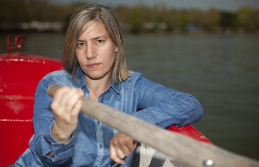 Lea Vélez encuentra su voz en "El jardín de la memoria"