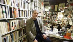 Manuel Rivas cunha libraría ao fondo. Fonte: El País