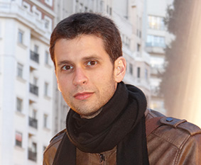 Álvaro del Olmo, autor de "Hombre sobre una escultura"