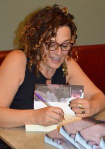 La autora Elisa Sánchez Prieto firmando ejemplares de "Arena en los ojos"