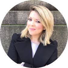 María Fornet, autora de "Azul Capitana" y "Un nudo tras otro"