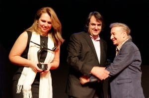 Entrega Premio a la Mejor Labor Editorial por Jesús Campos, presidente de la AAT. Fuente: Irreverentes