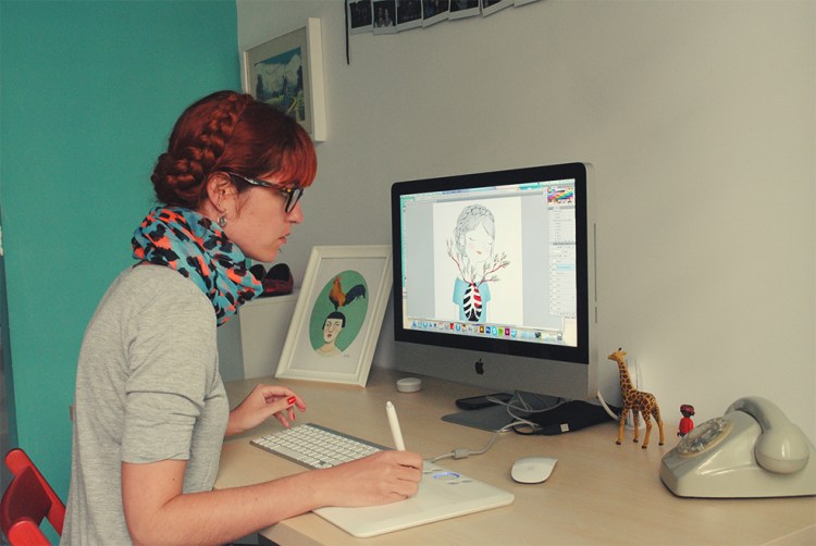 María Hesse trabajando en sus ilustraciones