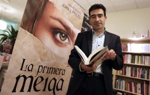 El autor Juan J. Prieto con "La primera meiga"