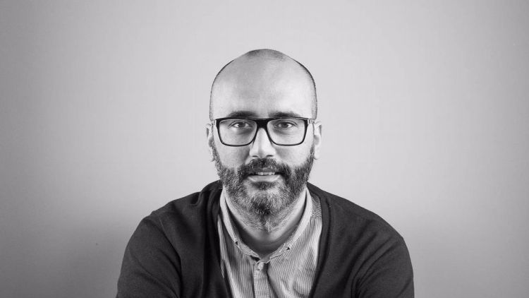 Juan Parcero constrúe unha historia diferente na súa segunda novela, "A fiestra aberta"