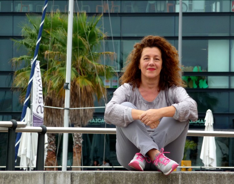 Cris Pavón iníciase na literatura con "Sangue 12", unha novela sobre vampiros, tecnoloxía e feminismo