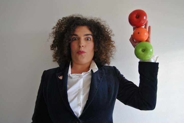 Esther F. Carrodeguas é unha artista multidisciplinar e vén de publicar "Na butaca"