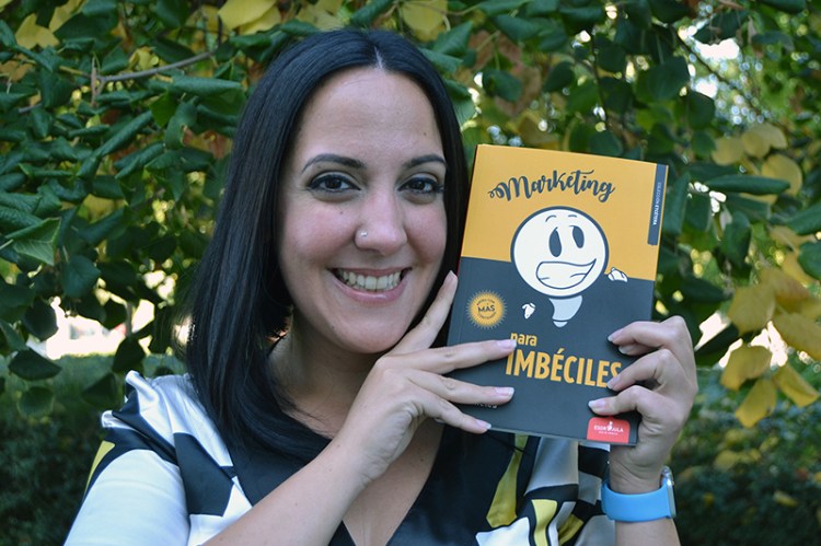 María Fornieles con un ejemplar de su libro "Marketing para imbéciles"