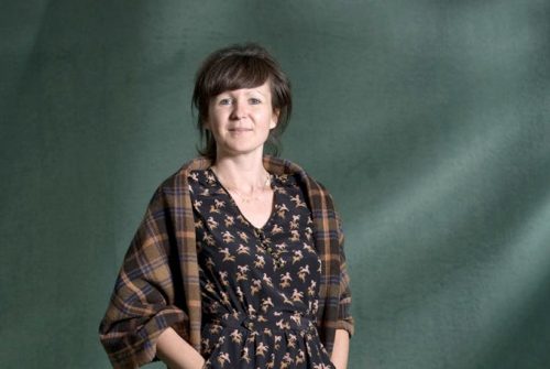 Olivia Laing, autora de la novela "Crudo"