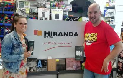 Fernando Miranda coa poeta bueuesa Míriam Ferradáns